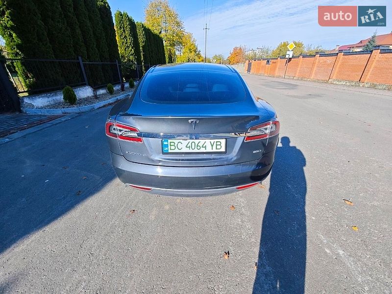 Лифтбек Tesla Model S 2015 в Львове
