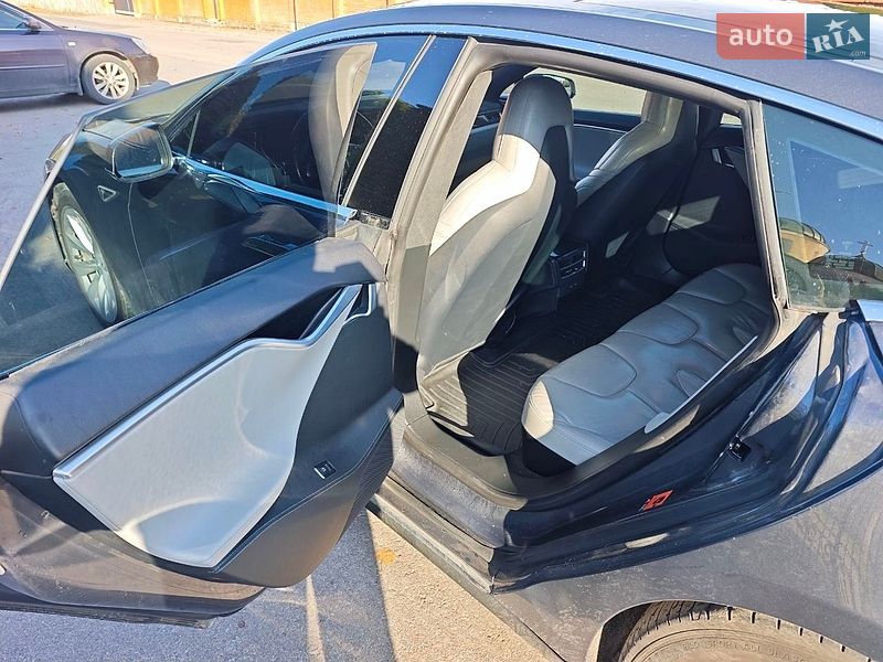 Лифтбек Tesla Model S 2015 в Львове