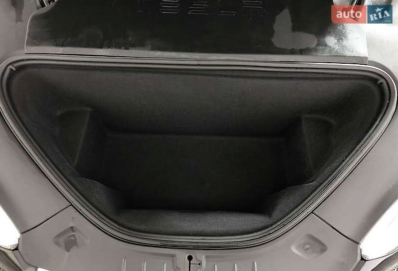 Лифтбек Tesla Model S 2017 в Киеве