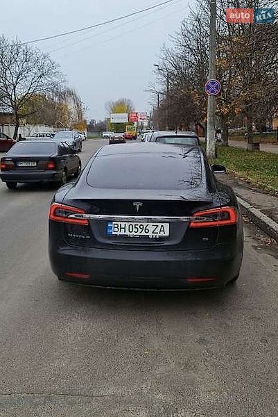 Лифтбек Tesla Model S 2017 в Киеве