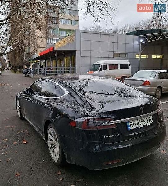 Лифтбек Tesla Model S 2017 в Киеве