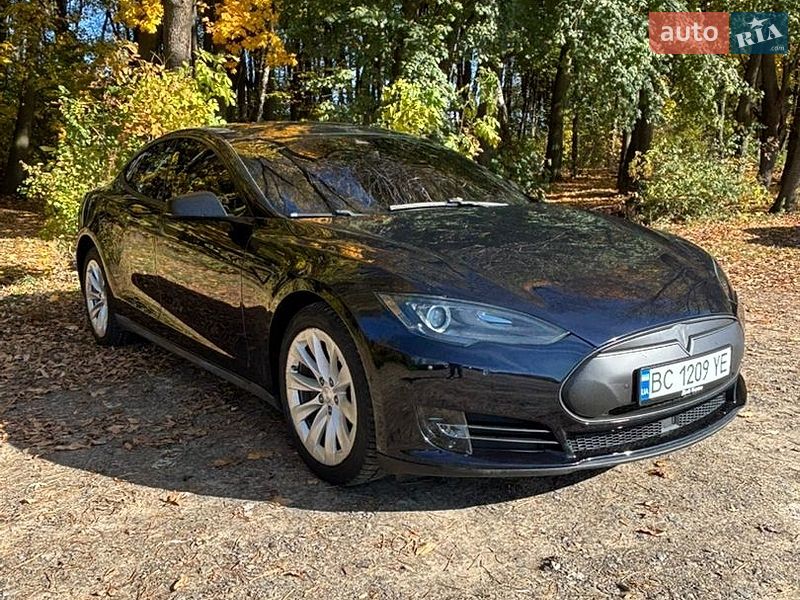 Лифтбек Tesla Model S 2015 в Львове