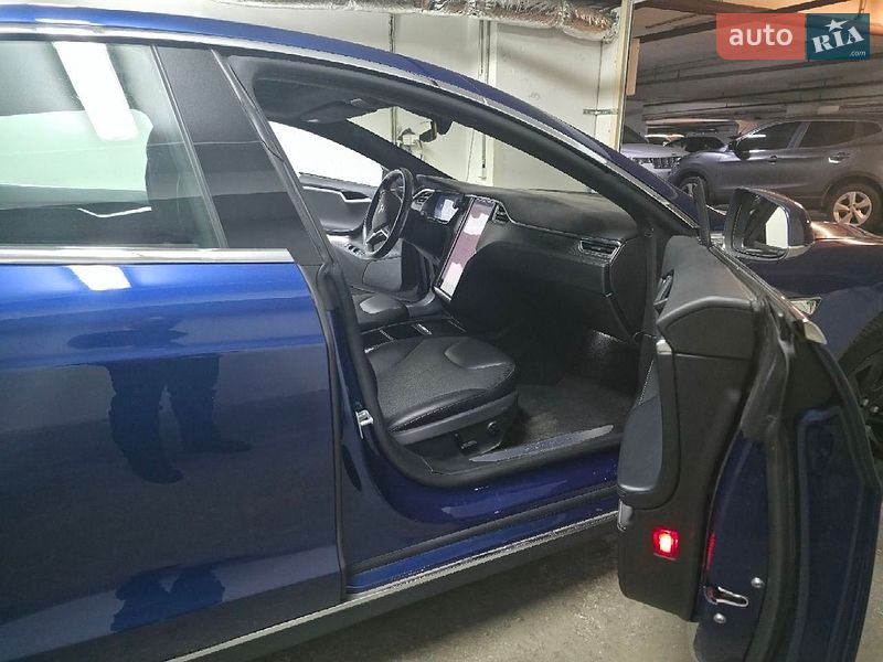 Лифтбек Tesla Model S 2016 в Киеве