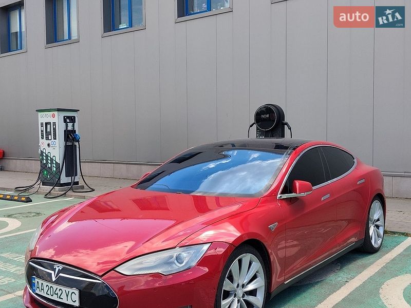 Ліфтбек Tesla Model S 2015 в Києві