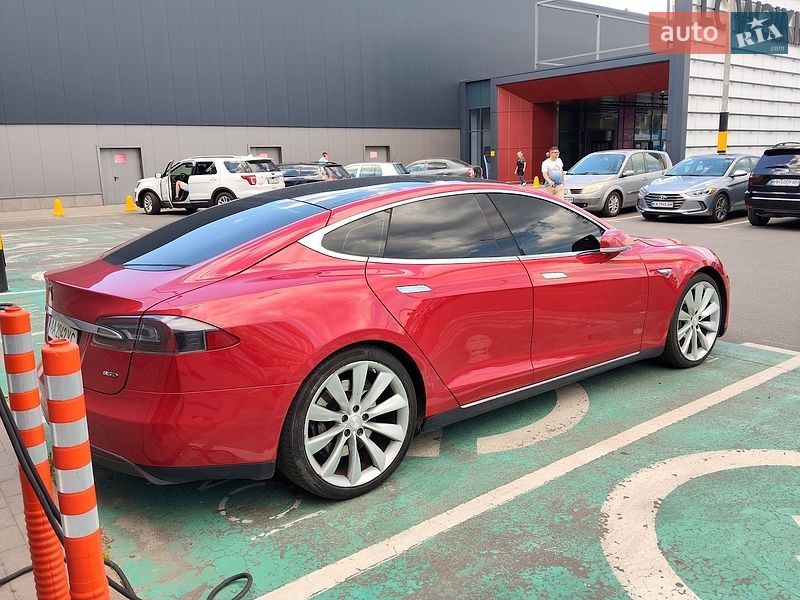 Ліфтбек Tesla Model S 2015 в Києві