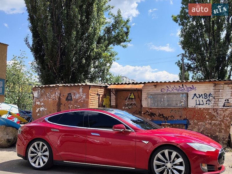 Ліфтбек Tesla Model S 2015 в Києві