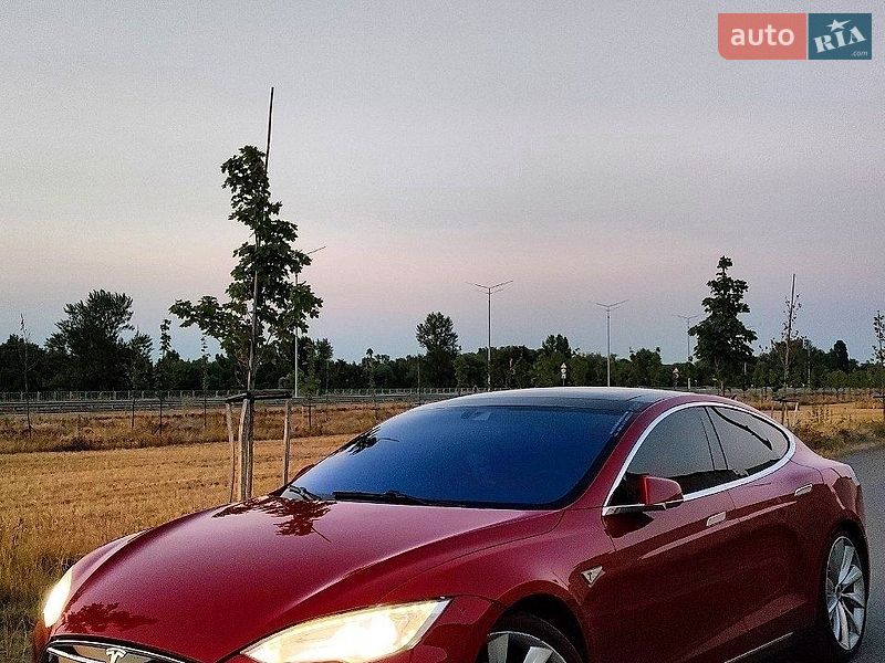 Ліфтбек Tesla Model S 2015 в Києві