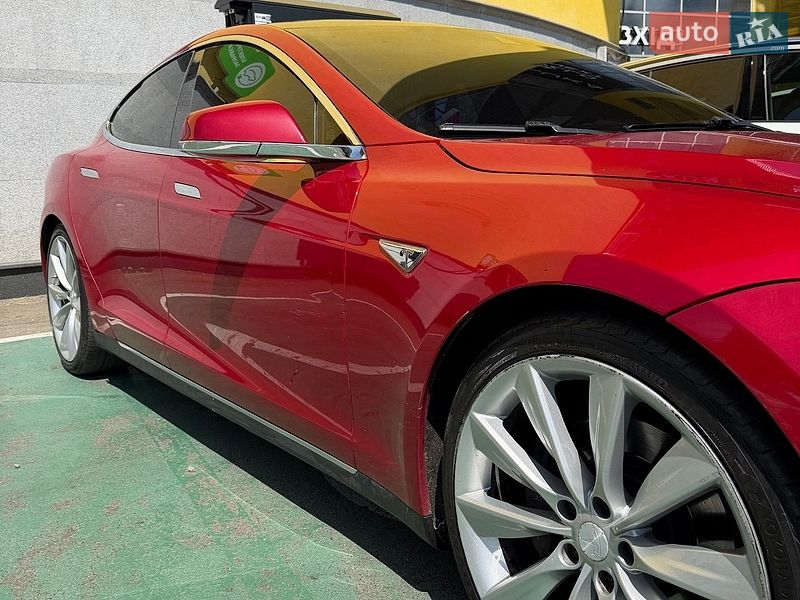 Ліфтбек Tesla Model S 2015 в Києві