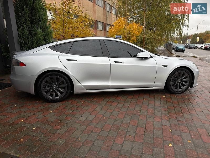 Лифтбек Tesla Model S 2016 в Львове