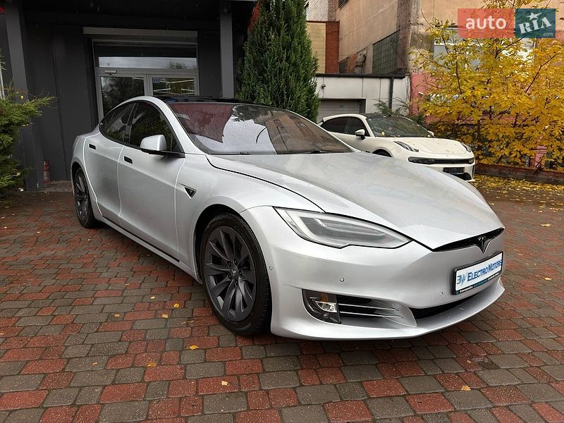 Лифтбек Tesla Model S 2016 в Львове