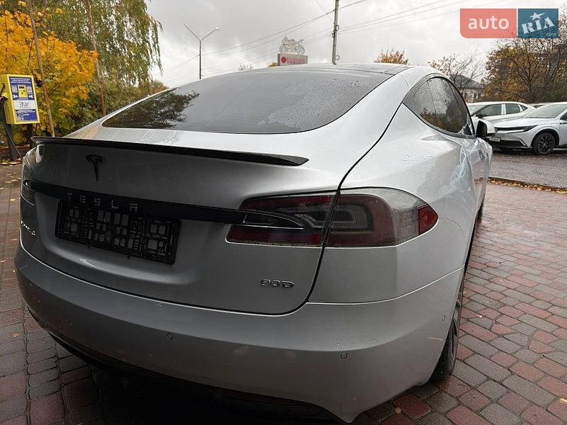Лифтбек Tesla Model S 2016 в Львове