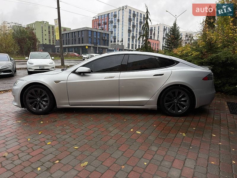 Лифтбек Tesla Model S 2016 в Львове