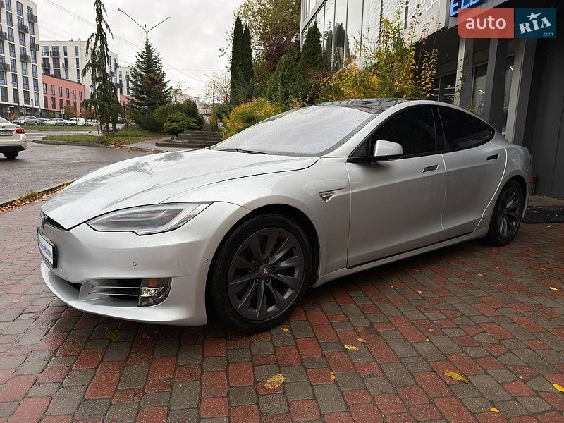 Лифтбек Tesla Model S 2016 в Львове
