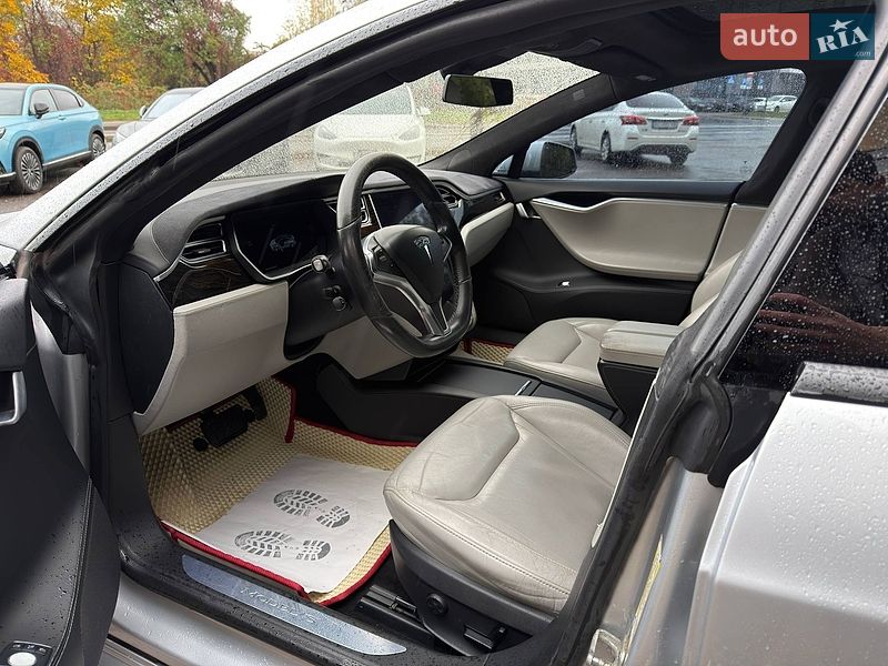 Лифтбек Tesla Model S 2016 в Львове