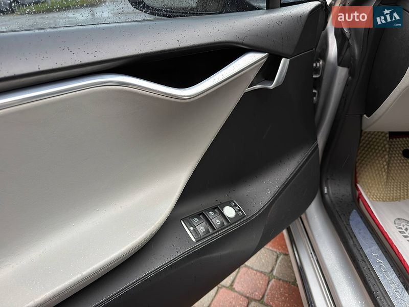 Лифтбек Tesla Model S 2016 в Львове