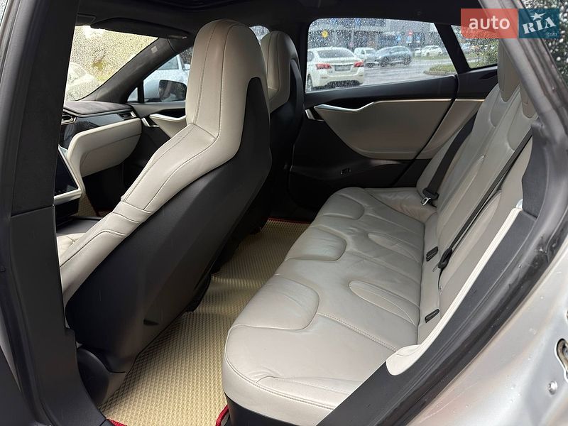 Лифтбек Tesla Model S 2016 в Львове