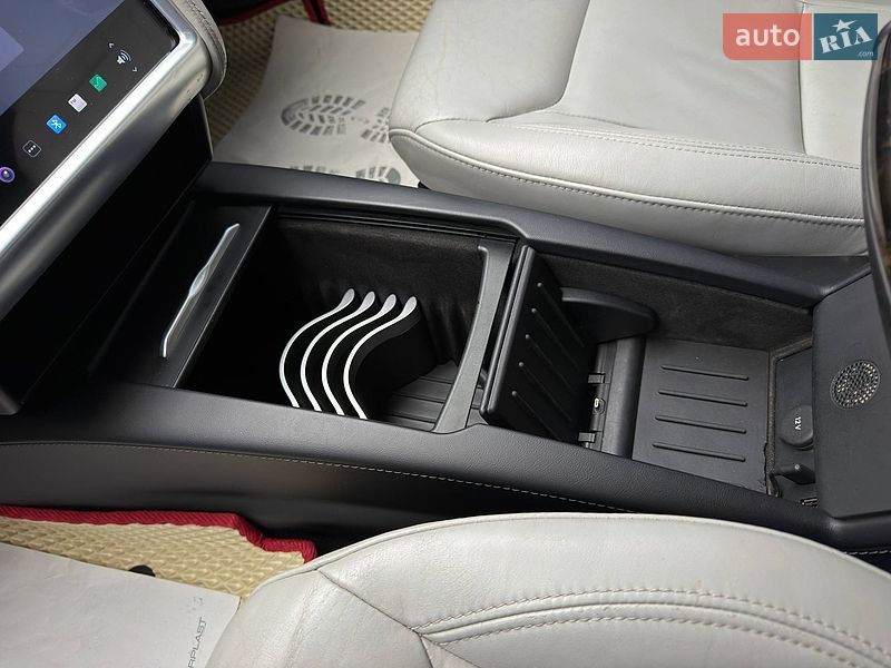 Лифтбек Tesla Model S 2016 в Львове