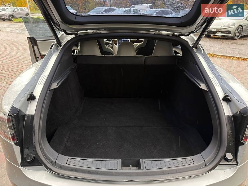 Лифтбек Tesla Model S 2016 в Львове