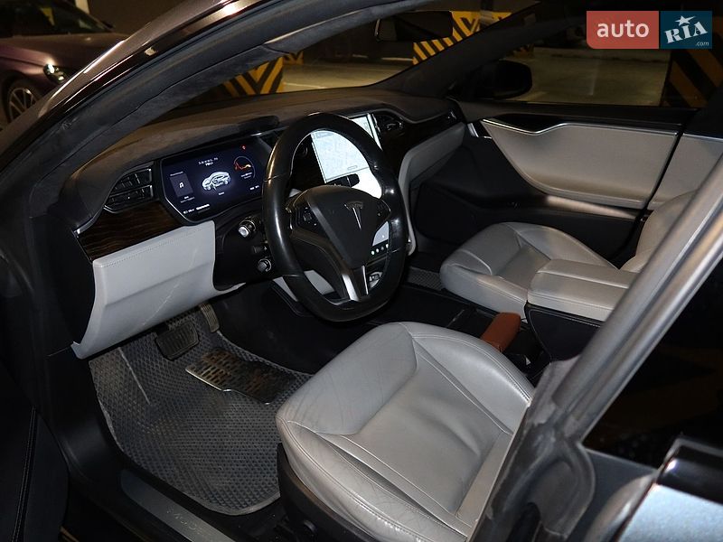 Лифтбек Tesla Model S 2016 в Ивано-Франковске