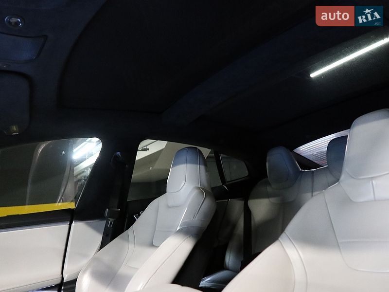 Лифтбек Tesla Model S 2016 в Ивано-Франковске