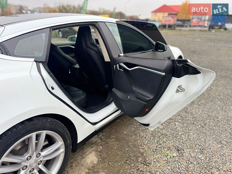 Лифтбек Tesla Model S 2015 в Луцке