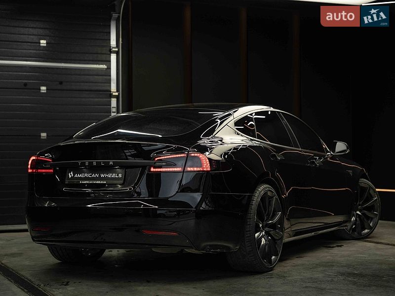 Лифтбек Tesla Model S 2018 в Черновцах