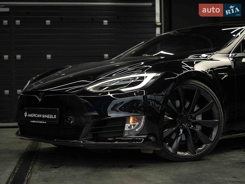 Лифтбек Tesla Model S 2018 в Черновцах