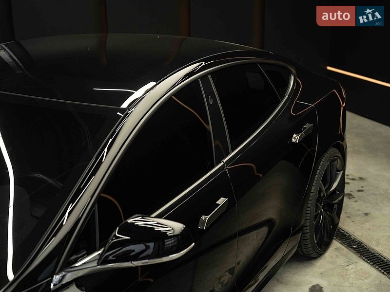 Лифтбек Tesla Model S 2018 в Черновцах