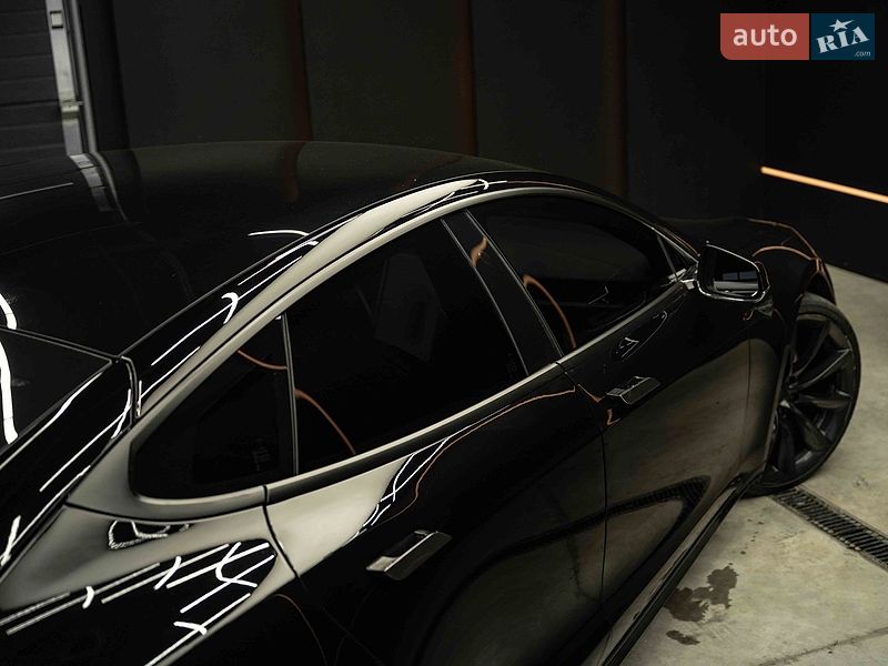 Лифтбек Tesla Model S 2018 в Черновцах