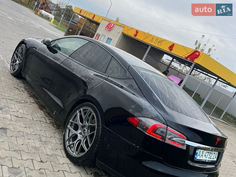 Лифтбек Tesla Model S 2015 в Луцке