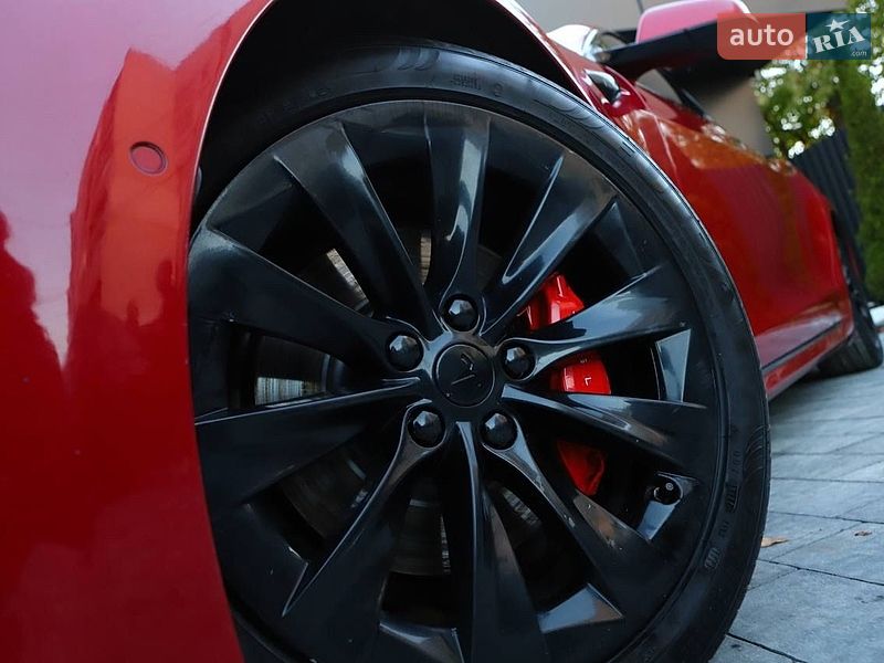 Ліфтбек Tesla Model S 2017 в Трускавці