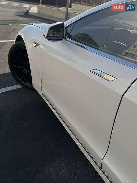 Лифтбек Tesla Model S 2016 в Львове