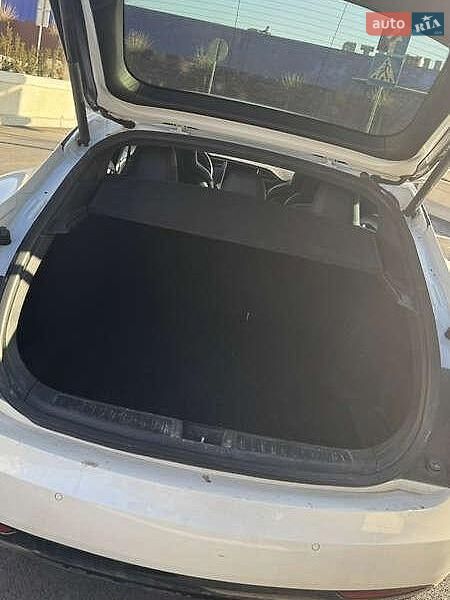 Лифтбек Tesla Model S 2016 в Львове