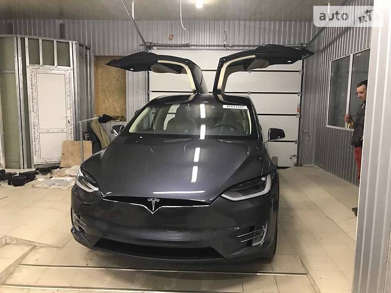 Tesla Model X 2016 года