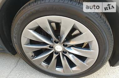 Позашляховик / Кросовер Tesla Model X 2017 в 