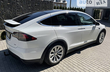 Позашляховик / Кросовер Tesla Model X 2017 в 