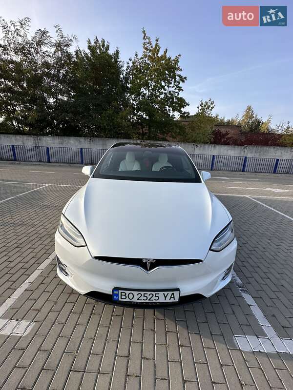 Позашляховик / Кросовер Tesla Model X 2018 в Тернополі