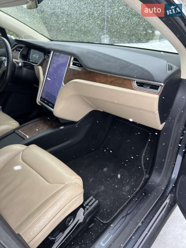Позашляховик / Кросовер Tesla Model X 2016 в Львові