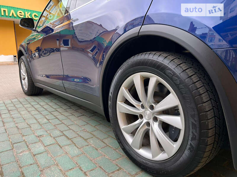 Позашляховик / Кросовер Tesla Model X 2017 в Луцьку