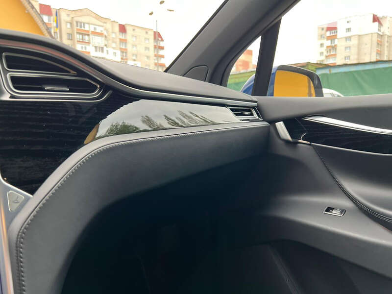 Позашляховик / Кросовер Tesla Model X 2017 в Луцьку
