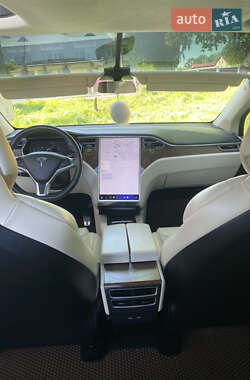 Позашляховик / Кросовер Tesla Model X 2017 в 