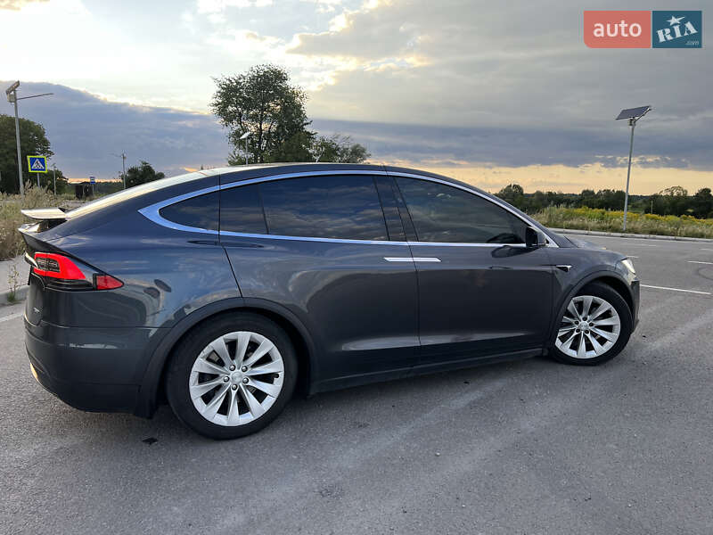 Позашляховик / Кросовер Tesla Model X 2016 в Львові