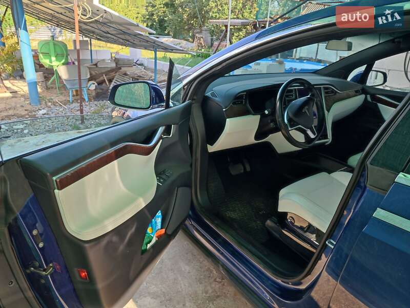 Внедорожник / Кроссовер Tesla Model X 2016 в Синельниково