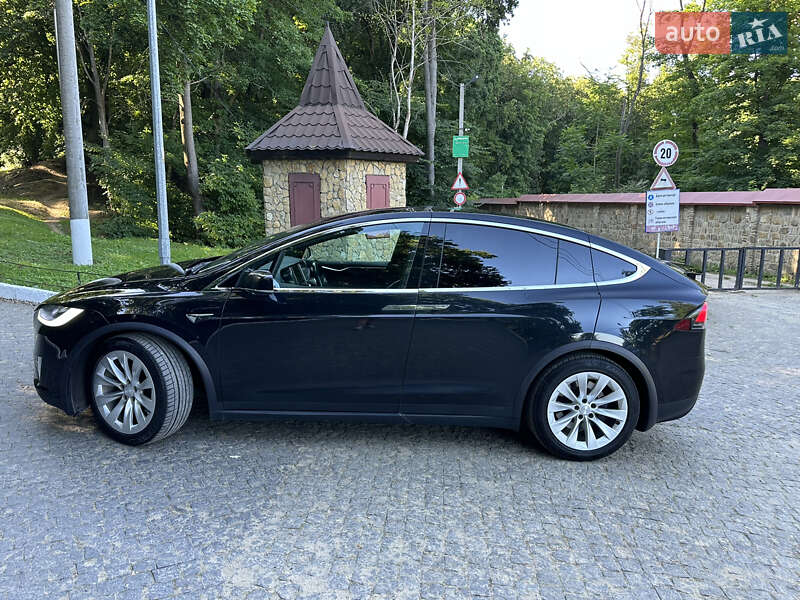 Позашляховик / Кросовер Tesla Model X 2017 в Чернівцях