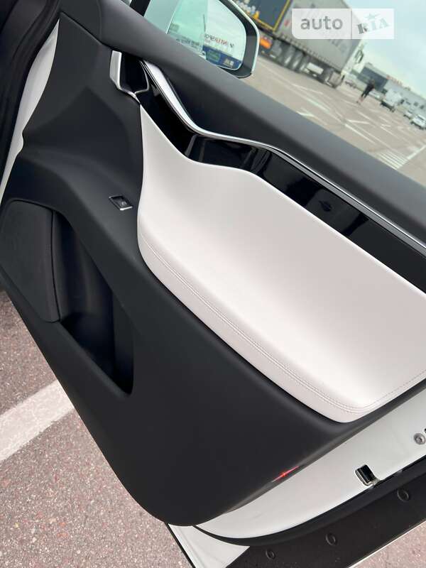 Позашляховик / Кросовер Tesla Model X 2017 в Львові