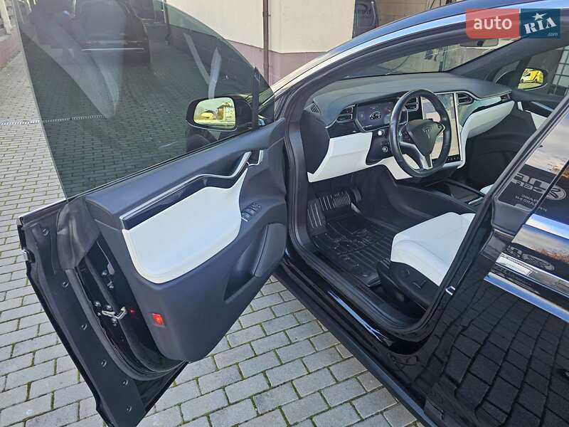 Позашляховик / Кросовер Tesla Model X 2017 в Львові