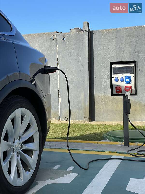 Позашляховик / Кросовер Tesla Model X 2020 в Броварах