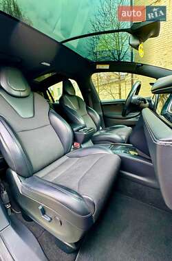 Позашляховик / Кросовер Tesla Model X 2019 в 