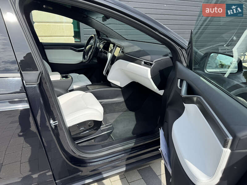 Позашляховик / Кросовер Tesla Model X 2017 в Тернополі