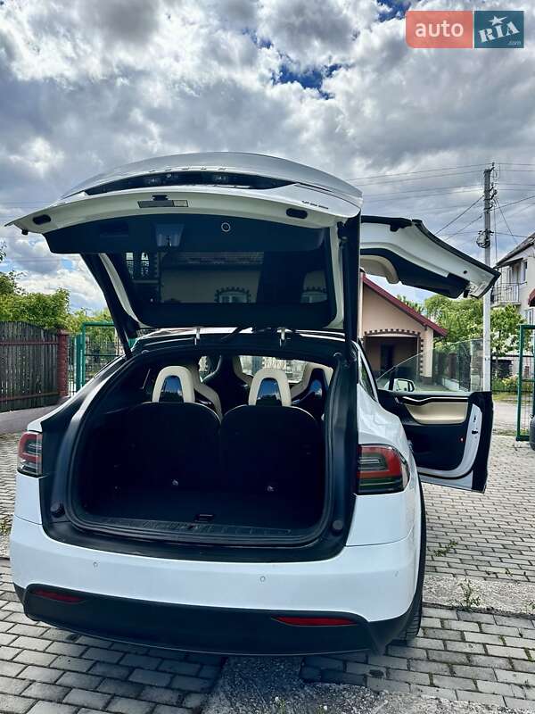 Внедорожник / Кроссовер Tesla Model X 2016 в Городке